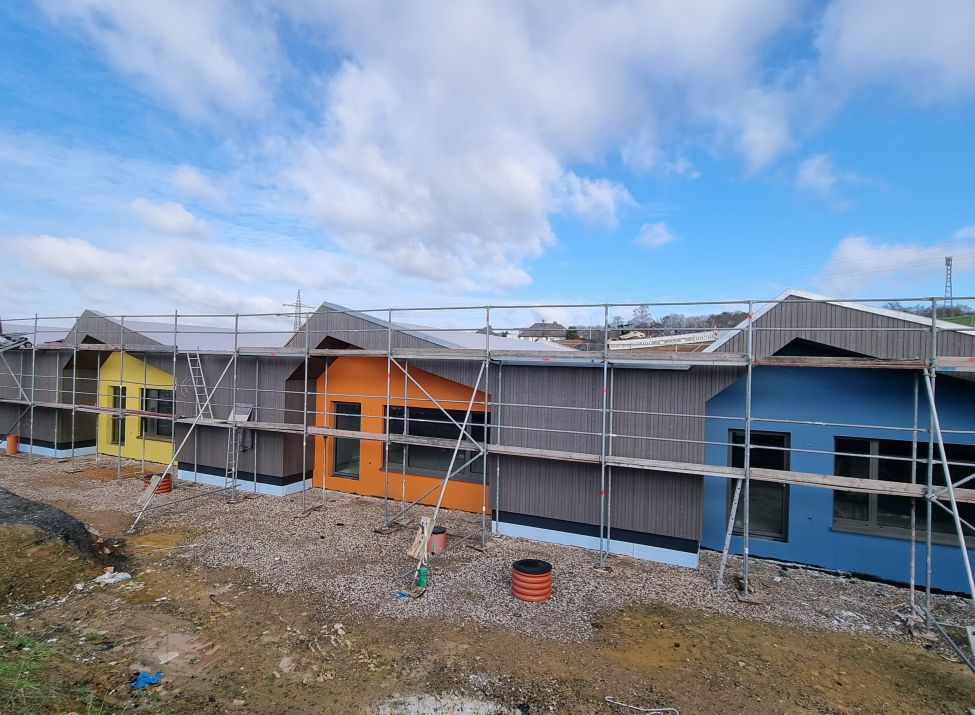 Frontansicht der bunten Gruppenräume im neuen Kindergarten Am Wolfsgraben.