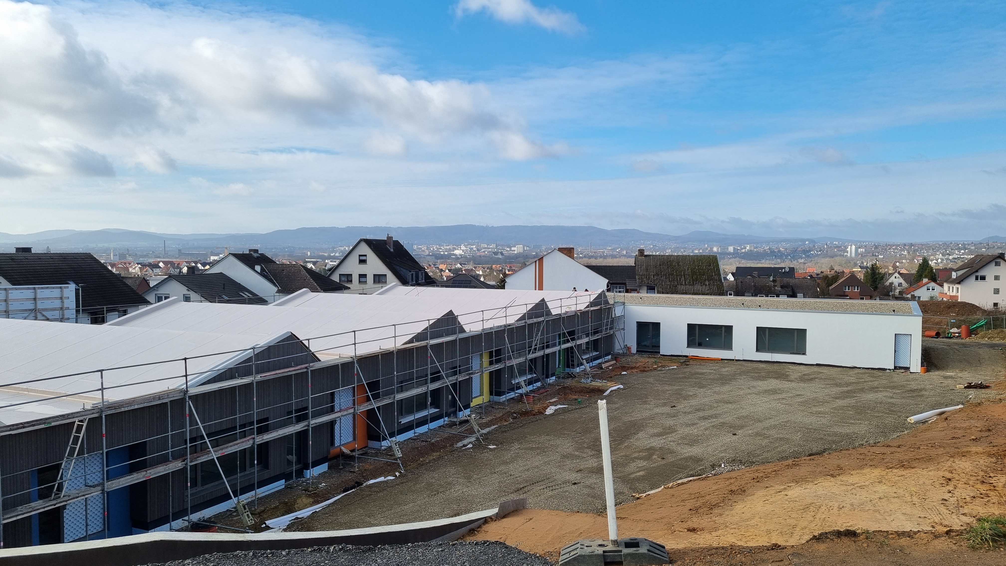 Rückansicht des Kindergartens Am Wolfsgraben. Hier wird in den kommenden Wochen und Monaten der Garten- und Spielbereich entstehen.