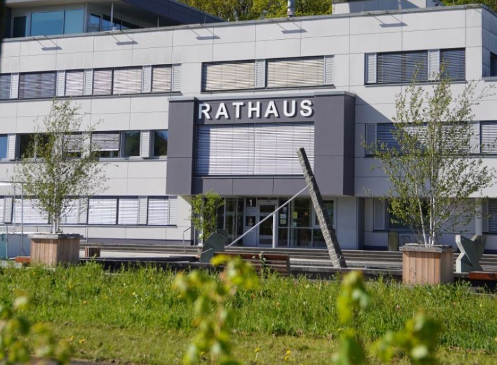 Beispielbild: Rathaus Niestetal im Sommer 2026