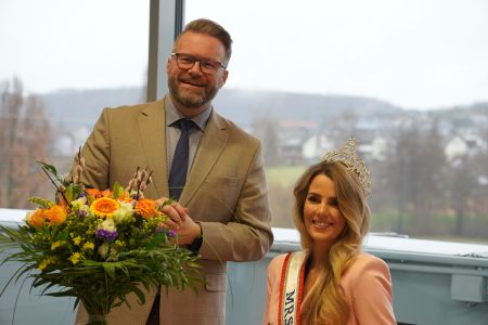 Dr. Julia Schnelle, die Mrs.World trägt sich in das Goldene Buch der Gemeinde ein. Bürgermeister Brückmann steuerte auch ein Grußwort bei,