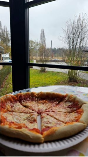 Erstmals gab es auch Pizza im Gesellschaftsraum, mit Blick auf den Rathausplatz.