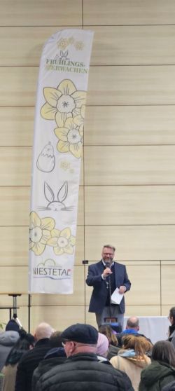 Bürgermeister Brückmann eröffnet das Marktwochenende auf der Bühne.
