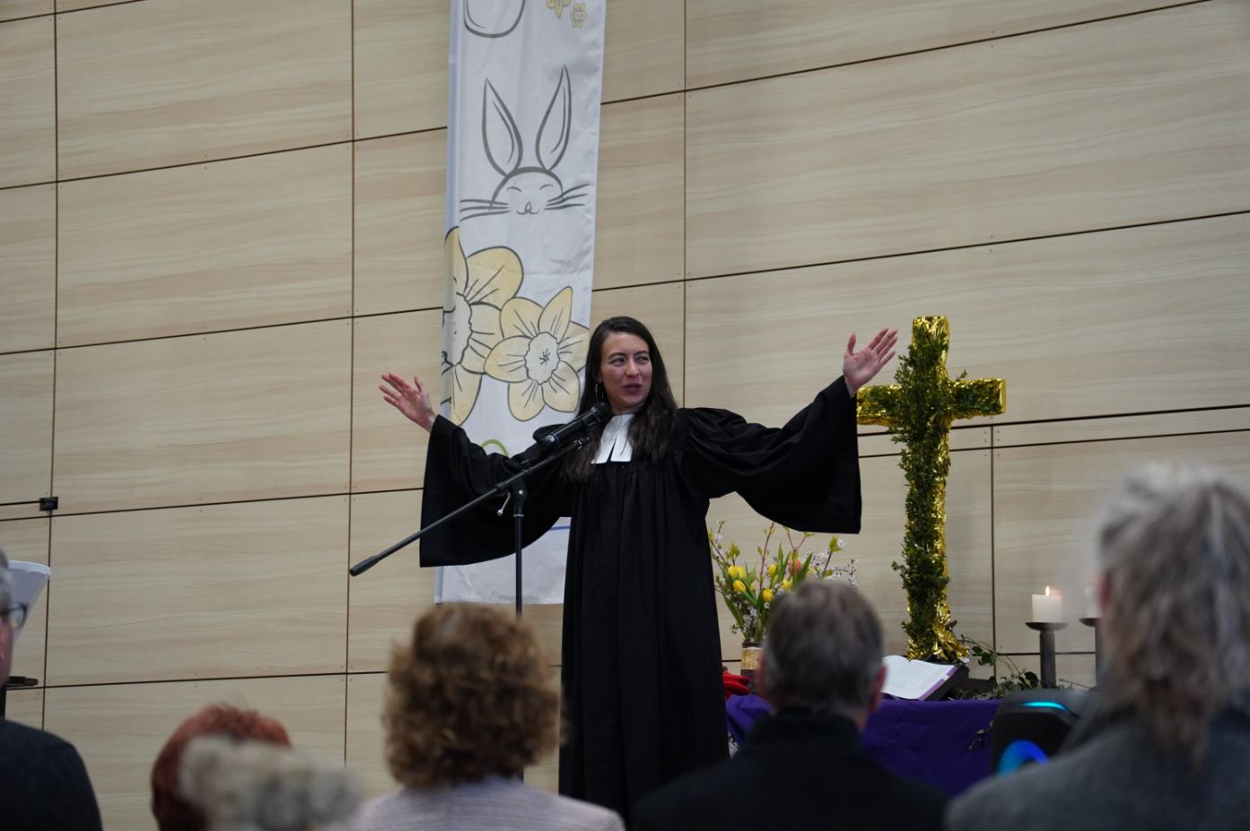 Pfarrerin Keomanee bei ihrem Einführungsgottesdienst.