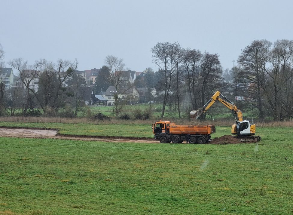 Die Ausschachtungen für den neuen Niestelauf, östlich der A7, hat begonnen.