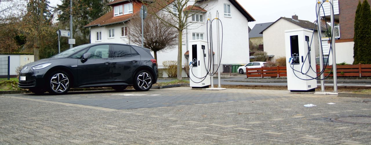 Die Säulen sind ab sofort am Parkplatz des Gemeindezentrums, Zufahrt über die Straße Am Schwalbesberg, zu erreichen.