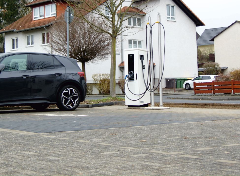 Die Säulen sind ab sofort am Parkplatz des Gemeindezentrums, Zufahrt über die Straße Am Schwalbesberg, zu erreichen.