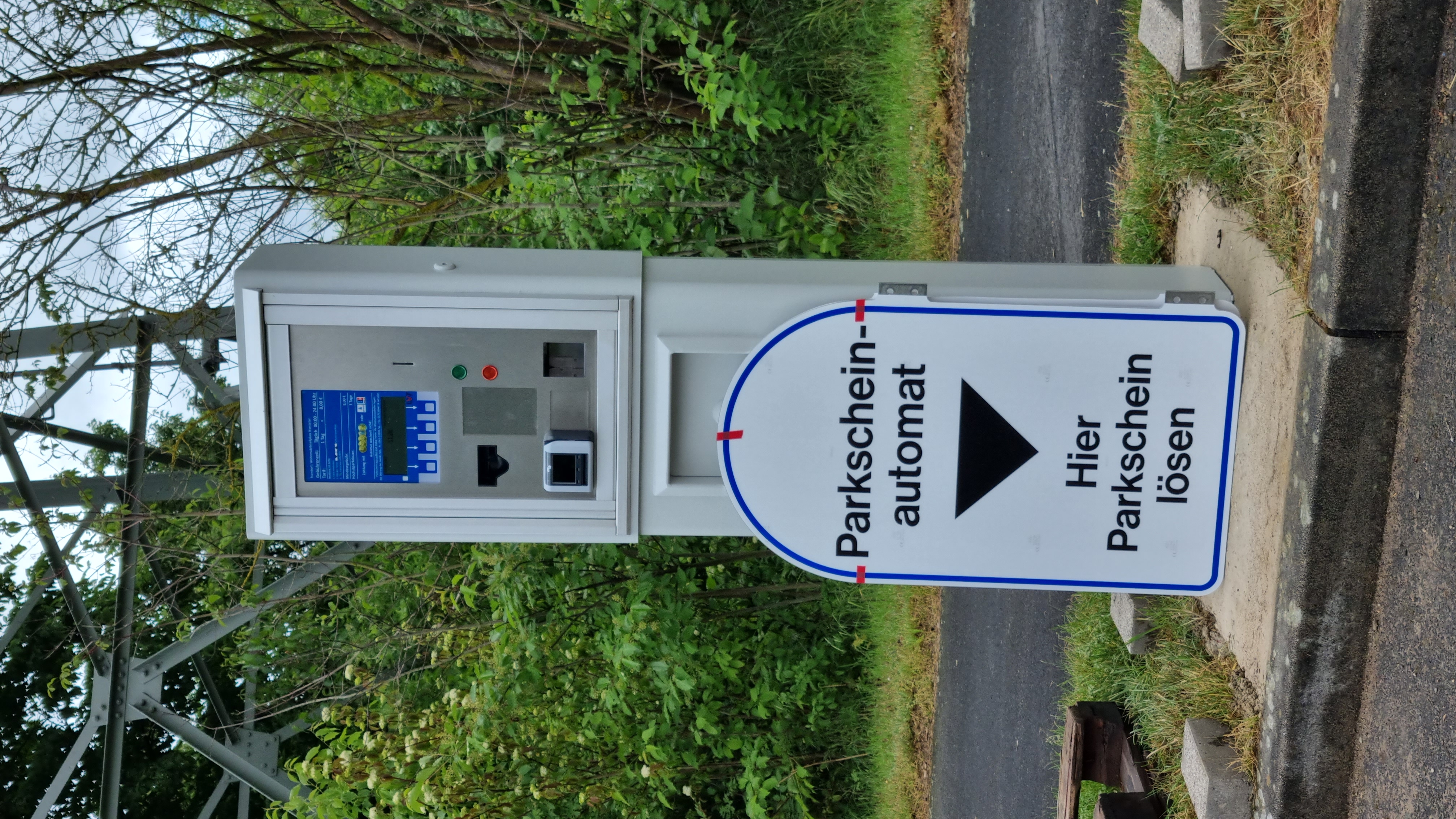 Der neue Parkscheinautomat, das Hinweisschild muss noch angebracht werden.