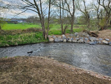 Der alte Niestelauf wurde verplombt, der neue Arm fließt nun direkt vor der Brücke an der Hermann-Scheer-Str. zurück in das ursprüngliche Bett. 