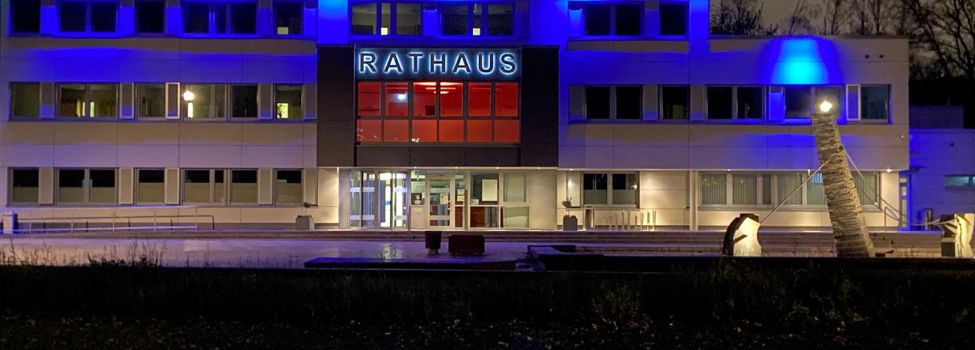 Deshalb wurde am Abend des 25. November 2021 der kleine Sitzungssaal des Niestetaler Rathauses orange beleuchtet:  Orange deswegen, weil am 25. November die „Orange Days“ beginnen. Die Kampagne umfasst 16 Aktionstage, die jedes Jahr am 25. November starten und am 10. Dezember enden. Mit der Verbindung dieser beiden Daten wird darauf hingewiesen, dass Frauenrechte Menschenrechte sind:  Der 25. November ist der internationale Tag gegen Gewalt an Frauen, der 10. Dezember der Tag der Menschenrechte.  Gewalt gegen Frauen geht uns alle an. Gewalt gegen Frauen macht auch nicht vor Ortsgrenzen halt. Helfen auch Sie mit und seien Sie aufmerksam!