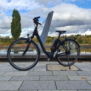 Das Pedelec der Gemeinde Niestetal vor dem Brückenschlag Brunnen