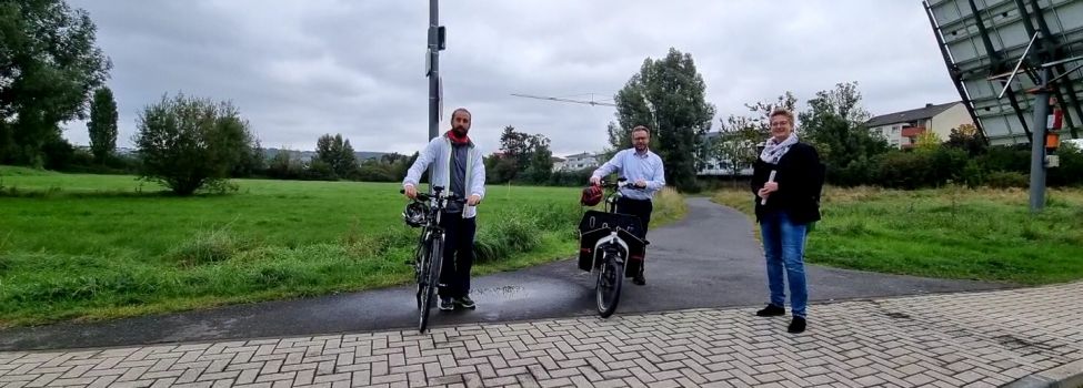 Michaela Mayer (v.r.n.l.), Marcel Brückmann und Stefan Arend bei der Begehung der abgesengten Bordsteine an der Sonnenallee in Niestetal Sandershausen.
