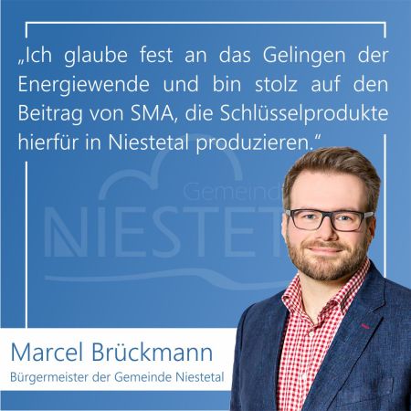 Zitat Bürgermeister Brückmann: "Ich glaube fest an das Gelingen der Energiewende und bin stolz auf den Beitrag von SMA, die Schlüsselprodukte hierfür in Niestetal produzieren." Foto @Carolin Ludwig