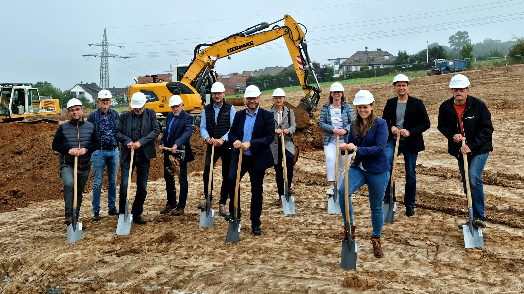 Gruppenbild der Offiziellen rund um Bürgermeister Brückmann am Baugründstück Wolfsgraben.