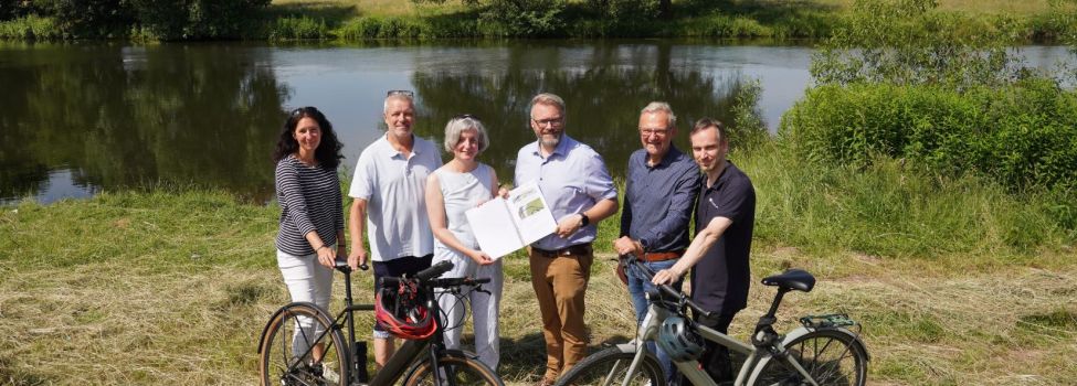 Freuen sich über das Ergebnis der Machbarkeitsstudie: Radverkehrsbeauftragte der Stadt Kassel Anne Grimm, Ortsvorsteher Wolfsanger‐Hasenhecke Holger Augustin, Stadtklimarätin Simone Fedderke, Niestetals Bürgermeister Marcel Brückmann, Niestetals Bauamtsleiter Thiemo Glomb und Lucas Büchse von der Deutschen Bahn. @Gemeinde Niestetal