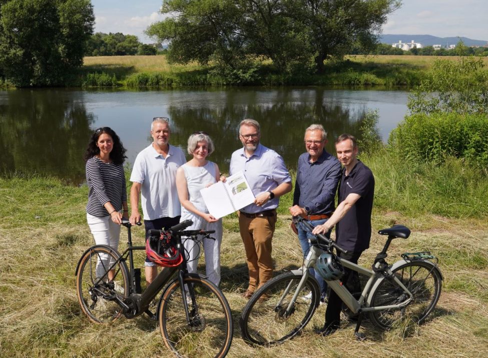 Freuen sich über das Ergebnis der Machbarkeitsstudie: Radverkehrsbeauftragte der Stadt Kassel Anne Grimm, Ortsvorsteher Wolfsanger‐Hasenhecke Holger Augustin, Stadtklimarätin Simone Fedderke, Niestetals Bürgermeister Marcel Brückmann, Niestetals Bauamtsleiter Thiemo Glomb und Lucas Büchse von der Deutschen Bahn. @Gemeinde Niestetal