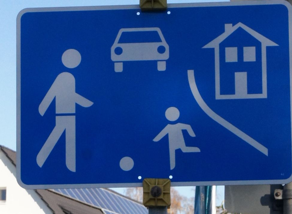 Zu sehen ist ein blaues Schild, Spielstraße