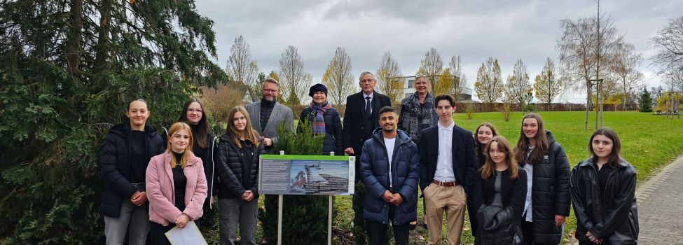 Die Schülerinnen und Schüler der WLS übergeben die Kontexttafel im Beisein von Frau Dr. Dodenhoeft, Landrat Siebert und Bürgermeister Brückmman  an die Gemeinde Niestetal.