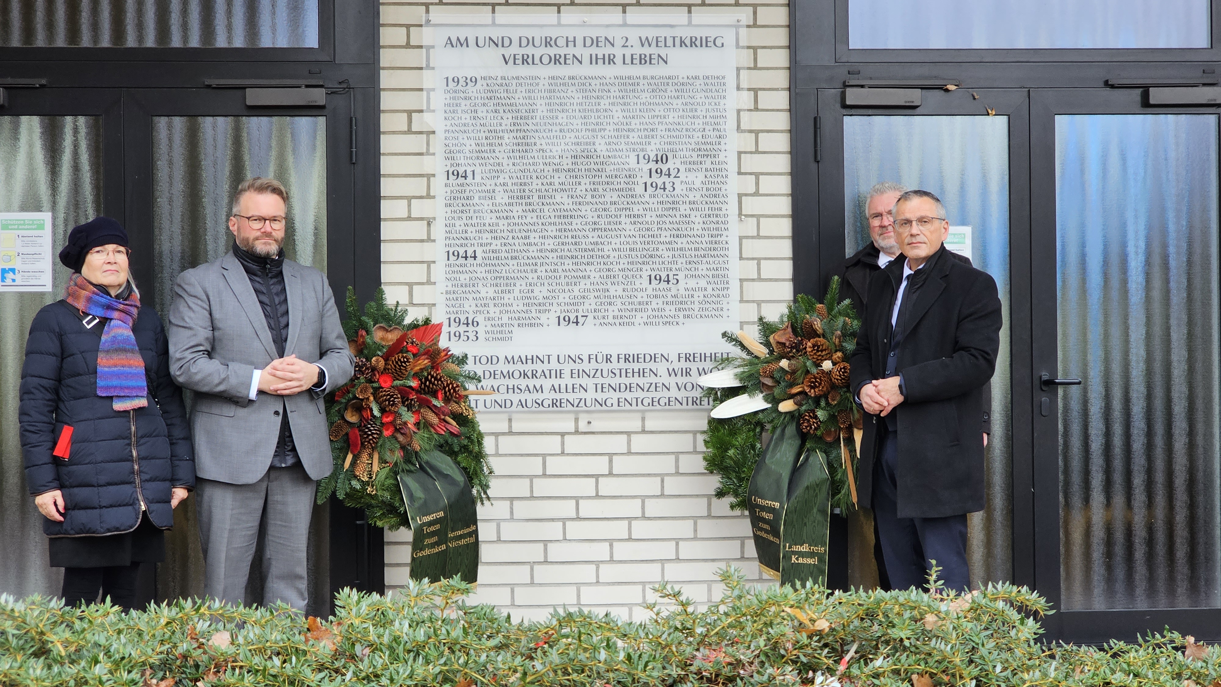 Bürgermeister Brückmann und Frau Dodenhoeft sowie Herr Siebert und Herr Hammermüller gedenken den Toten in Heiligenrode.
