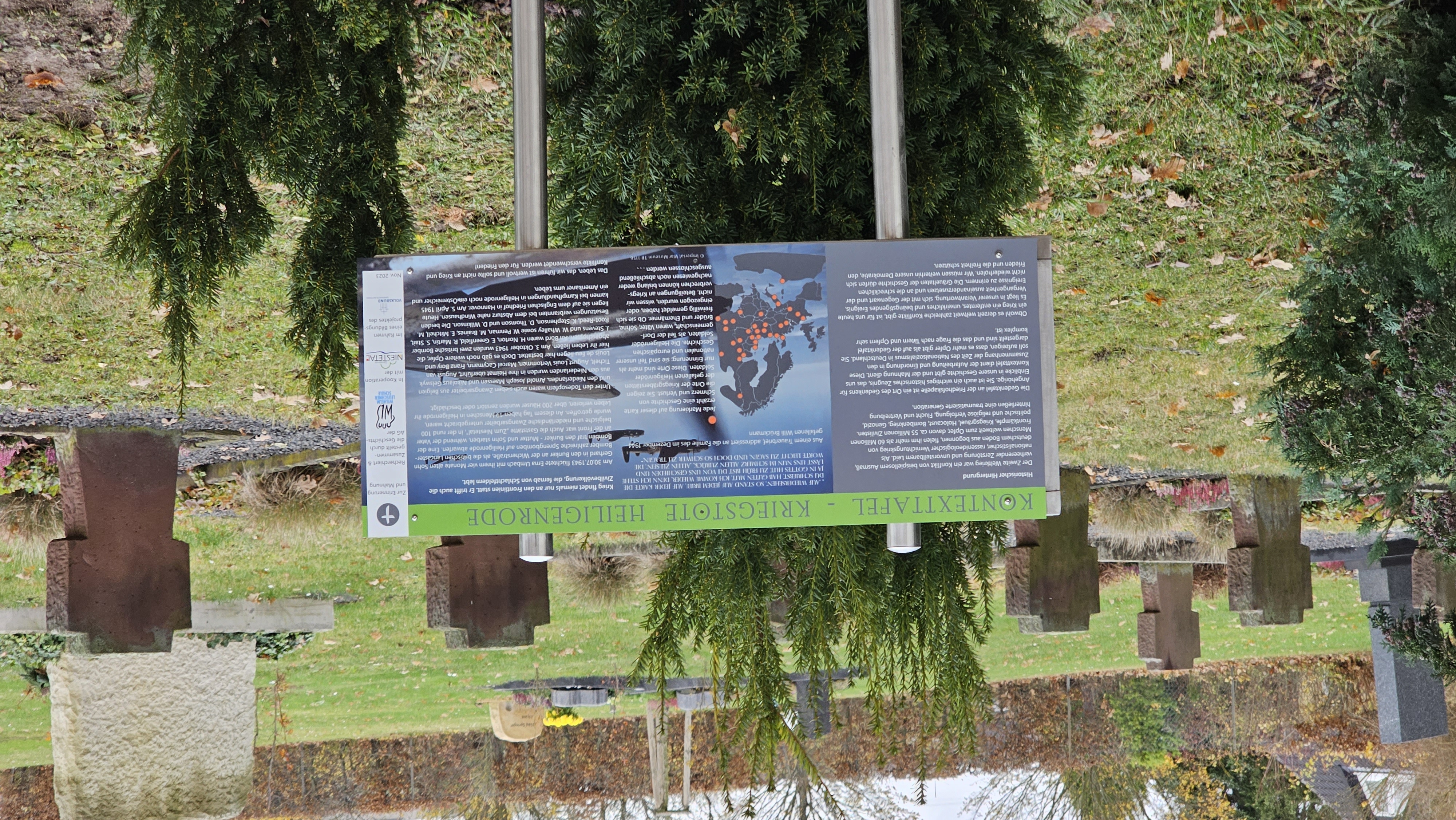 Die fertige Kontexttafel auf dem Friedhof in Heiligenrode.