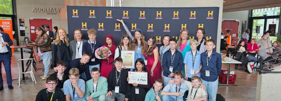Das Team der Wilhelm-Leuschner-Schule Niestetal nach der Preisverleihung im Foyer der Hochschule für Fernsehen und Film München unter anderem mit Moderatorin Nina Eichinger und Co-Schirmherrin Miss History. 