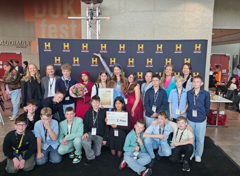 Das Team der Wilhelm-Leuschner-Schule Niestetal nach der Preisverleihung im Foyer der Hochschule für Fernsehen und Film München unter anderem mit Moderatorin Nina Eichinger und Co-Schirmherrin Miss History. 