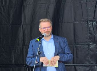 Bürgermeister Brückmann bei seiner Ansprache über die alten und neuen Knilche.