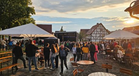 Freitagabend am Dorfplatz singt Frau Vogelmann für Heiligenrode.