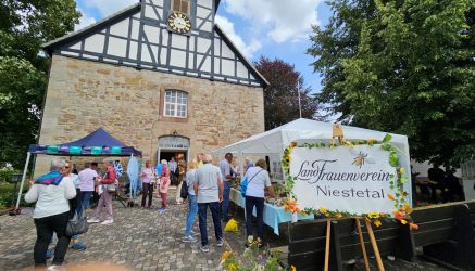 Auch die Kirche hat einige Stationen angeboten und einen Zeitsrahl entwickelt, hier am Festsamstag.