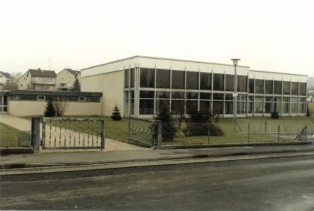 Eine der ersten Farbaufnahmen des Bades aus dem Jahr 1981, hier noch ohne die Erweiterung. Das Bad bestand hier lediglich aus dem 25 Meter Becken.