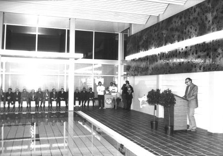 Die Eröffnung des Wichtelbrunnenbades am 26. Oktober 1973. Bürgermeister Hofmann hält die Eröffnungsrede, bereits hier sind die prägenden gefleckten Fließen an der Rückwand des Bades zu erkennen.