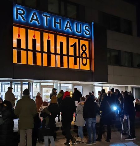 Niestetalerinnen und Niestetaler versammeln sich zum Singen, Quatschen und besinnlichem Beisammensein vor dem Rathaus.