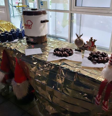 Für Glühwein, heißen O-Saft und Lebkuchen ist natürlich auch gesorgt.