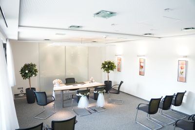 Das elegante und lichtdurchflutete Trauzimmer in Niestetal.