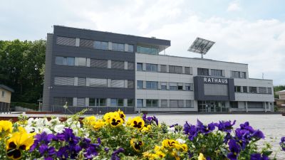 Das Niestetaler Rathaus mit duftenden Blumen.