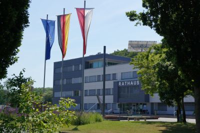 Das Niestetaler Rathaus mit duftenden Blumen.