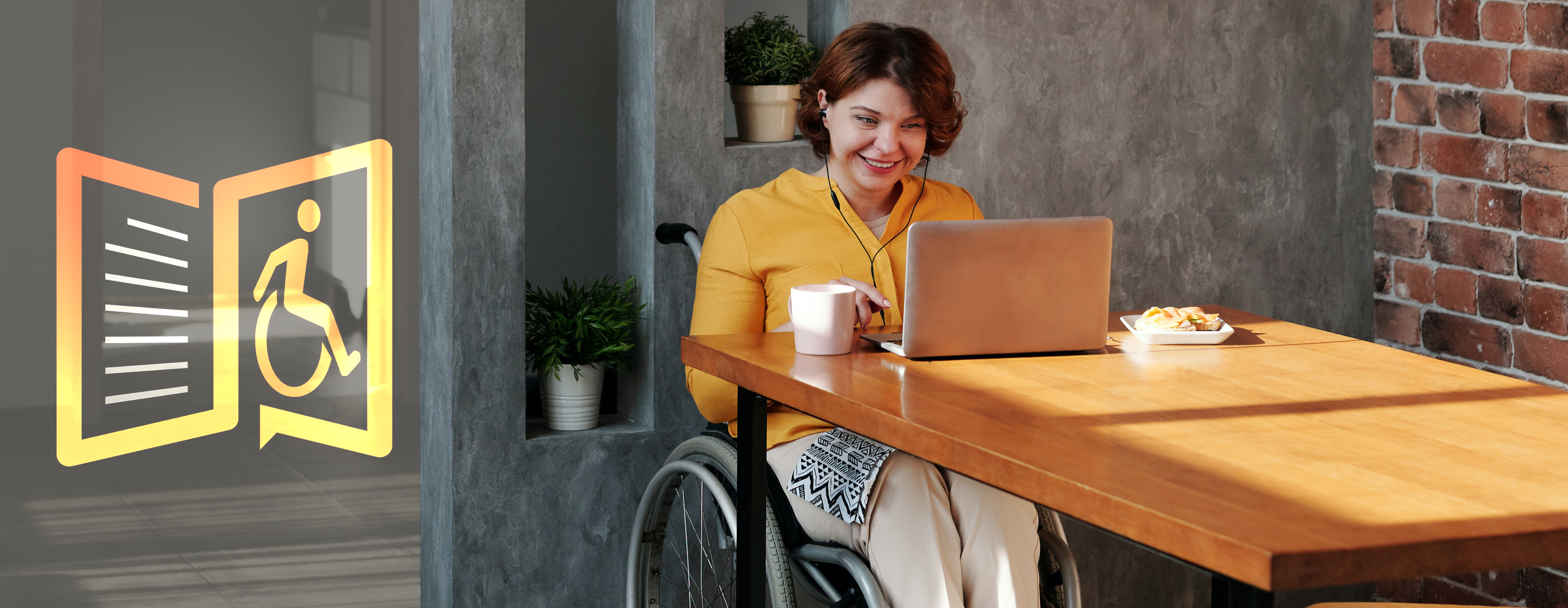 Beispielbild: Barrierefreiheit mit Symbolbild und einer freundlichen Frau im Rollstuhl im Home Office.