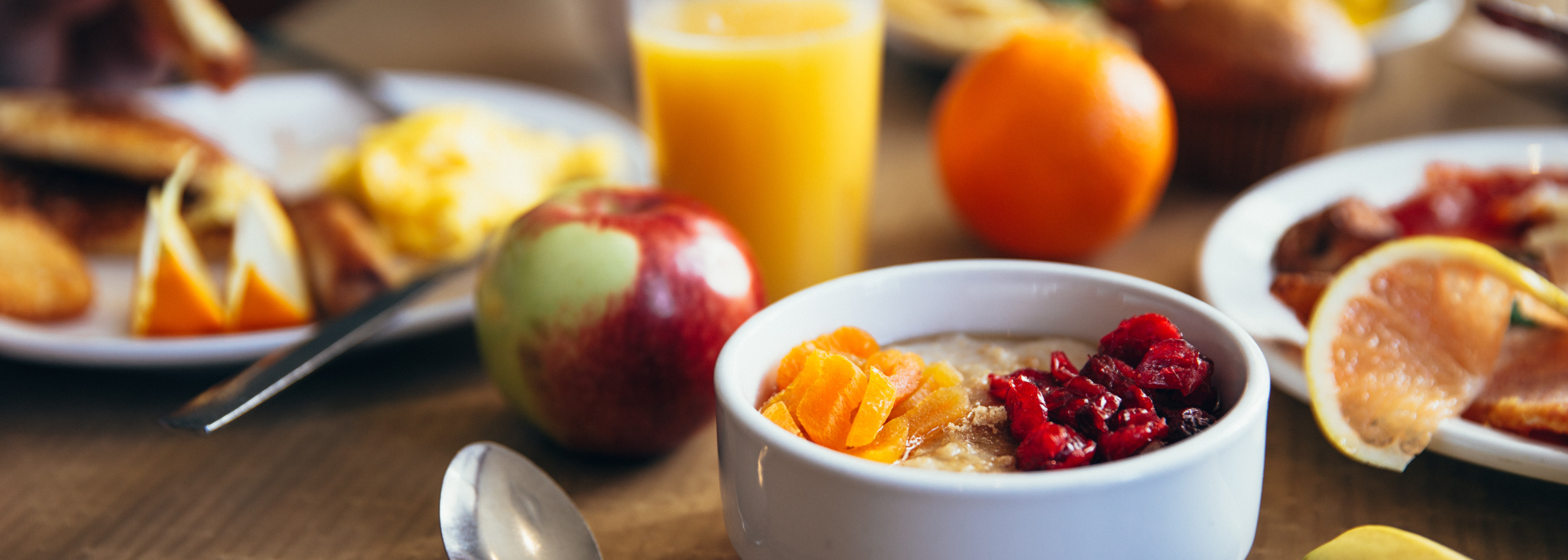 Ein ausgewogenes Frühstück mit Müsli, Croissant, Saft, Kaffee, Aufschnitt und Brötchen. Ein ausgewogenes Frühstück mit Müsli, Croissant, Saft, Kaffee, Aufschnitt und Brötchen.