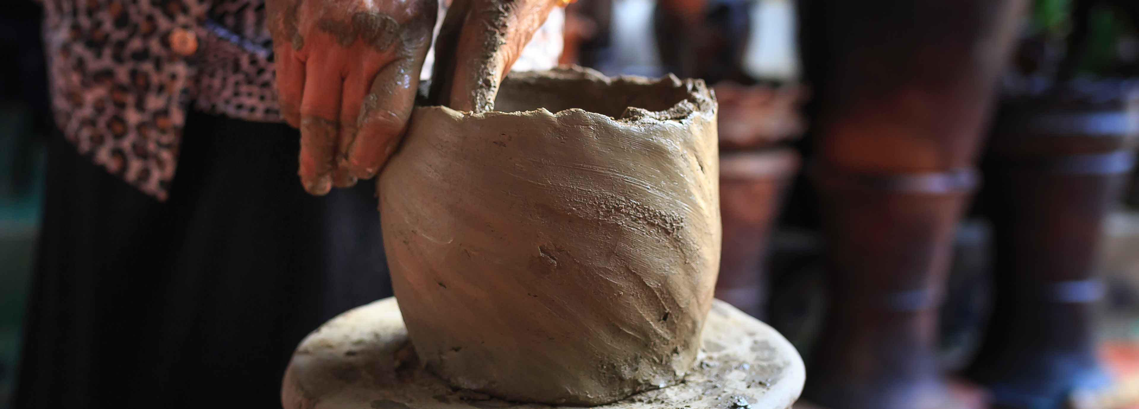 Ein klumpen Ton verwandelt sich in eine Vase. Ein klumpen Ton verwandelt sich in eine Vase.