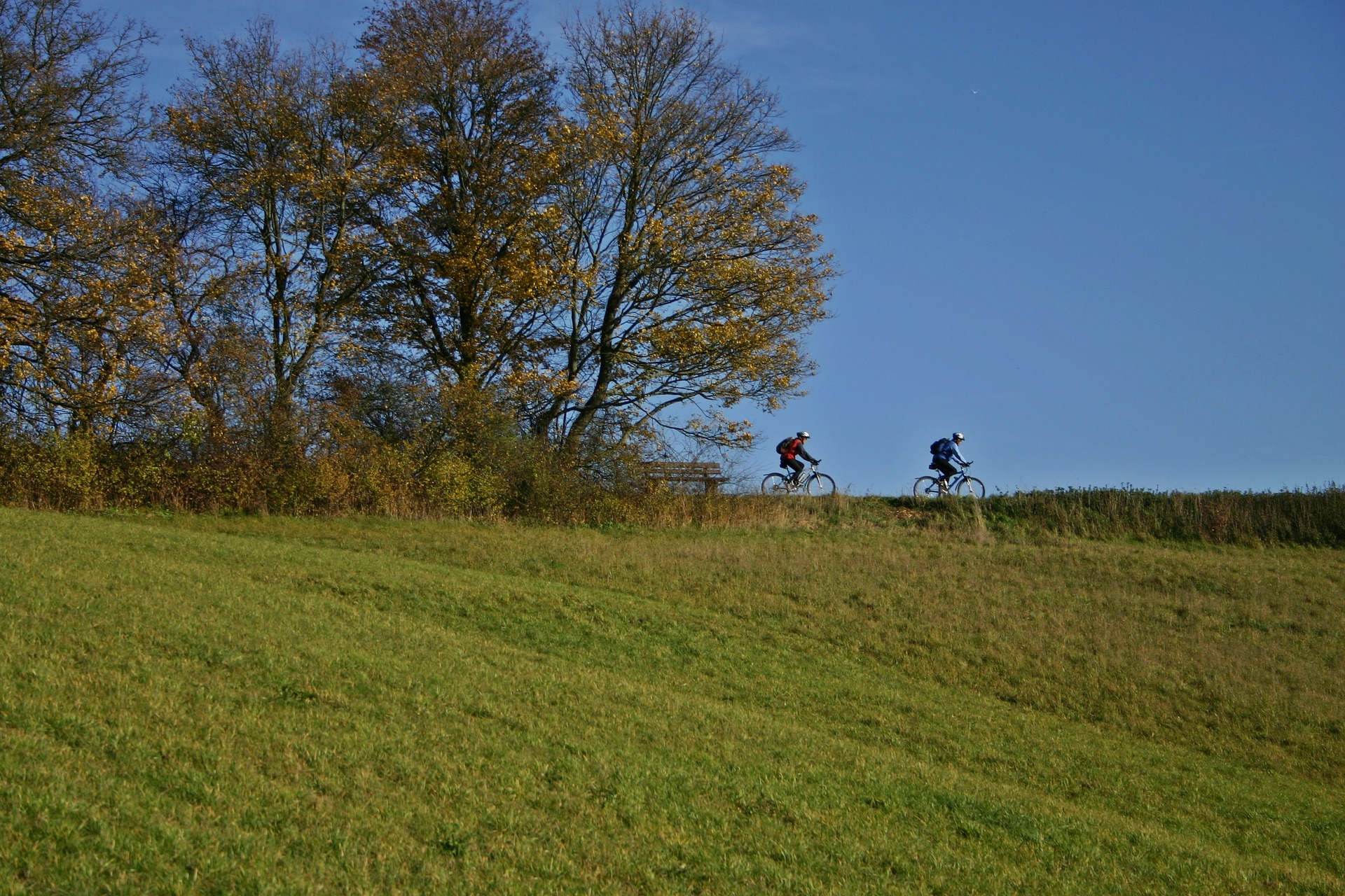 Fahrradfahrer unterwegs in der Natur Nordhessens