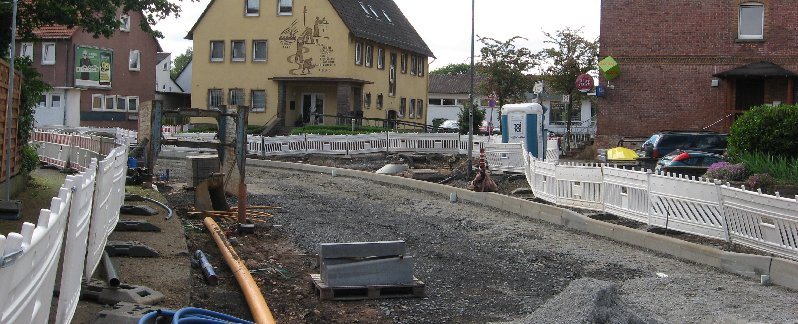 Die Hannoversche Straße während des Umbaus, mit Blick auf das alte Bürgermeisteramt.