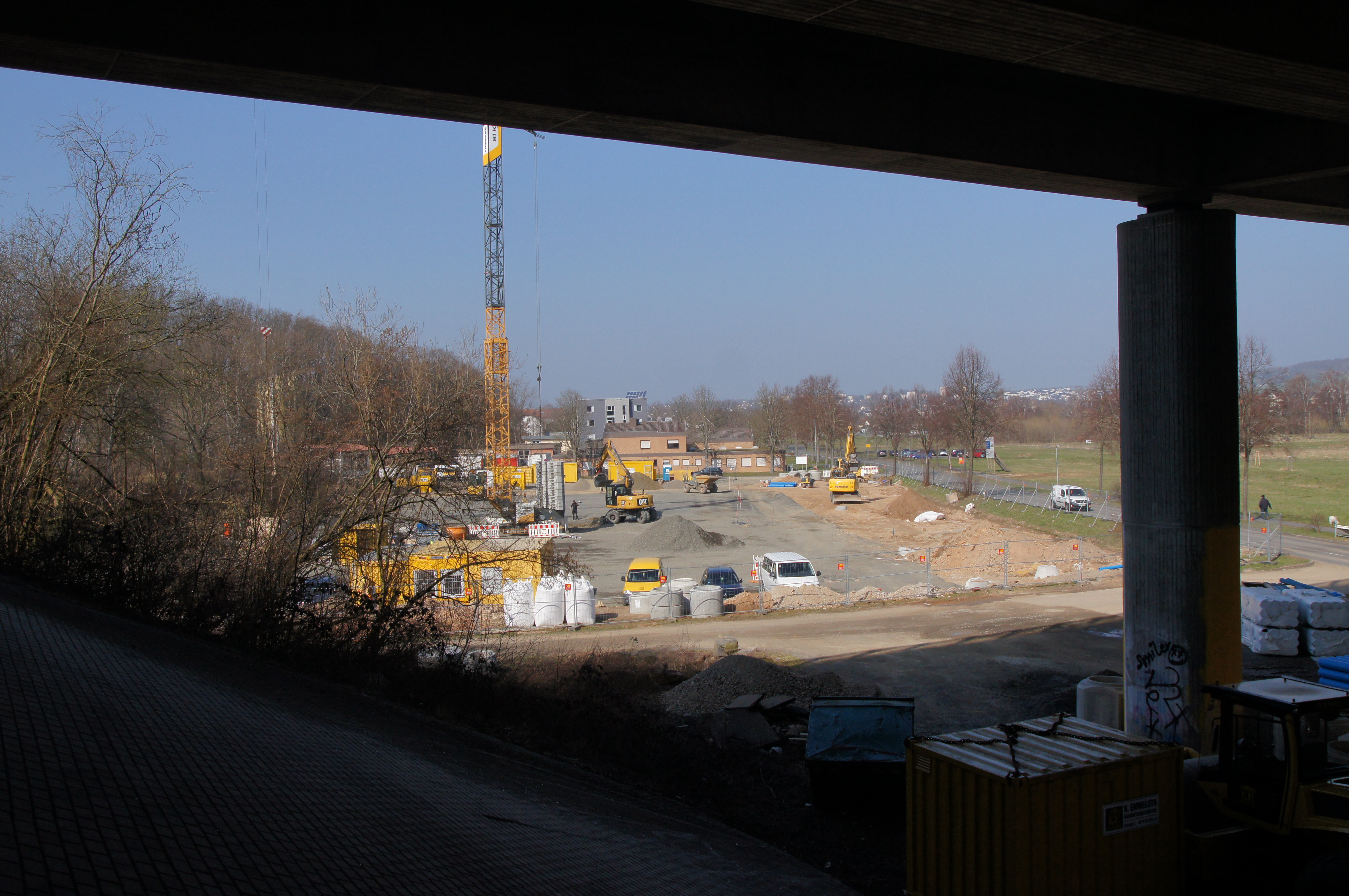 Der aktuelle Baufortschritt Anfang April, mit Kran, geschottertem Fundament und Kanal- bzw. Wasserleitungsarbeiten
