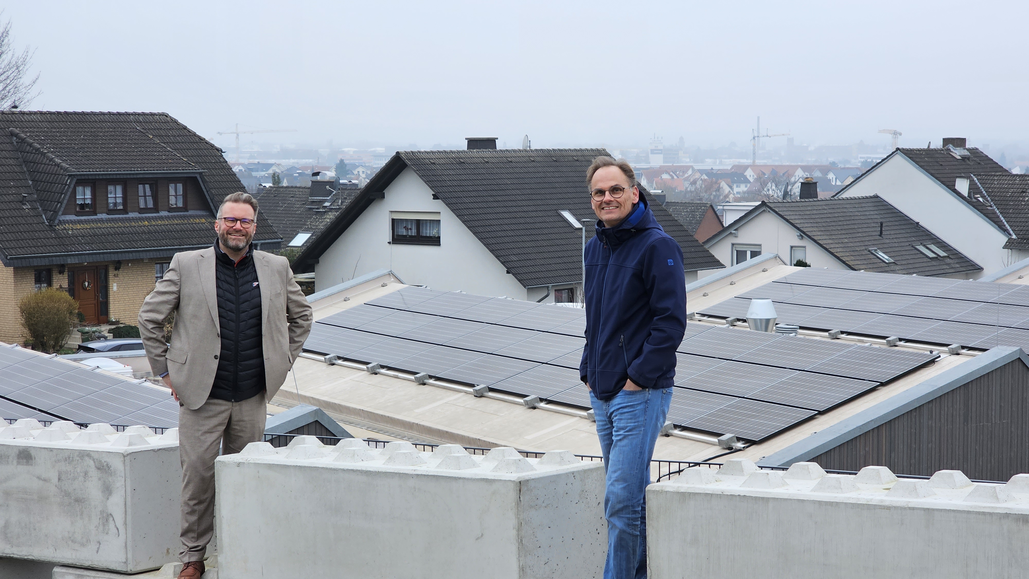 Bürgermeister Brückmann und Geschäftsführer der cdw Stiftung Thomas Flügge begleiten die Inbetriebnahme der neuen Solaranlage.