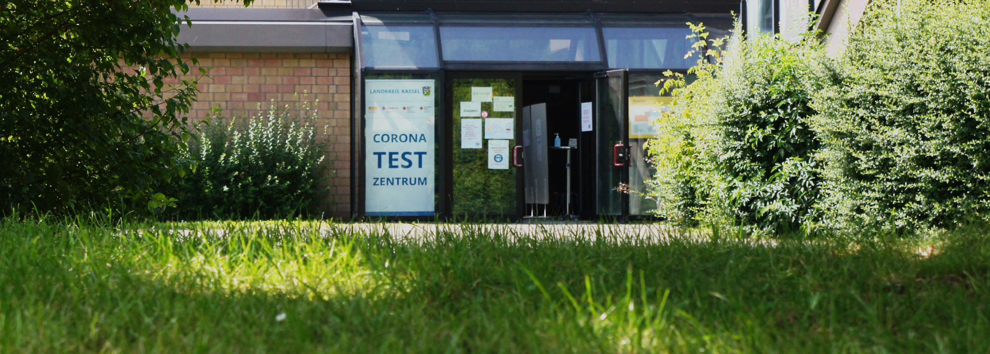 Eingang zum Testzentrum, halten Sie bitte die Abstands- und Hygieneregeln ein. Eingang zum Testzentrum, halten Sie bitte die Abstands- und Hygieneregeln ein.
