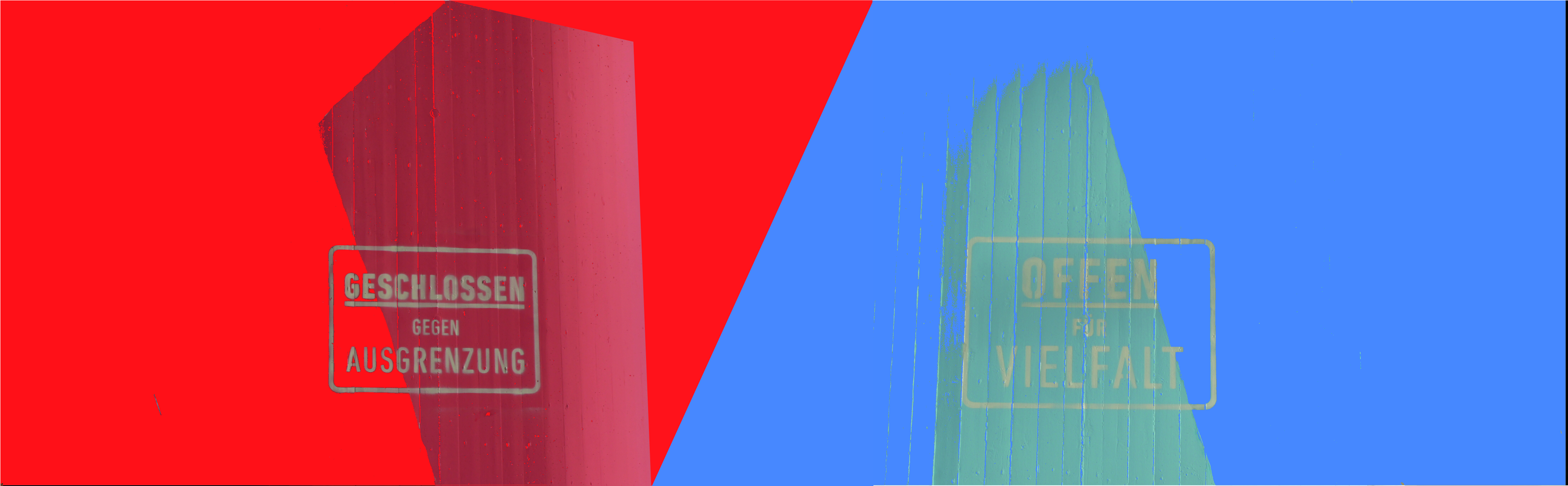 Hier sehen Sie zwei bemalte Betonsäulen. Eine blau, eine rot. Offen für Vielfalt, geschlossen gegen Ausgrenzung