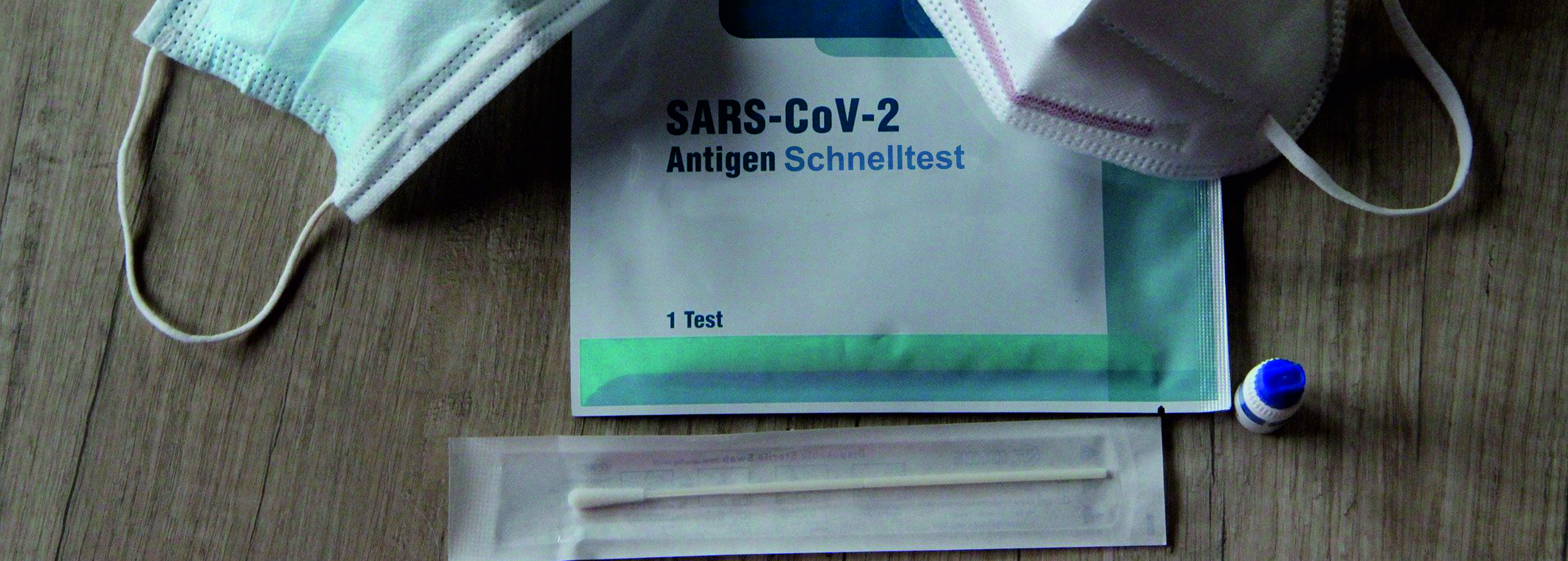 Coronatest Kit mit zwei zulässigen Masken Coronatest Kit mit zwei zulässigen Masken